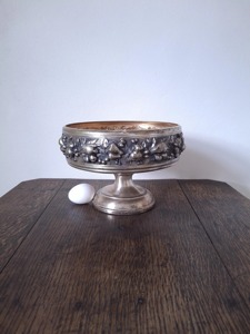 Cuenco decorativo de estilo vintage con base de diseño y acabado plateado para mesa de centro y decoración clásica del hogar, procedente de la India. - Product Image 2