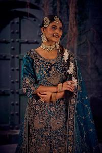 Último diseñador de terciopelo nupcial Lehenga Choli étnico indio traje de boda con piedras Jarkan pesadas completas para novias - Product Image 2