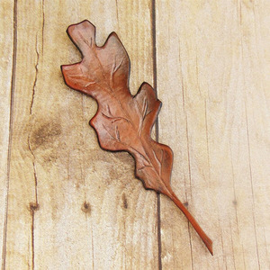 Marcapáginas de lujo de cuero con diseño de hoja de arce, con ilustraciones inspiradas en el otoño y artesanía de primera calidad a un precio razonable. - Product Image 5