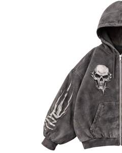 Sudadera con capucha gris oscuro personalizada con cremallera, lavado ácido, estampado de doble calavera en la manga, estilo streetwear oversize de algodón y felpa. - Product Image 4
