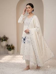 ชุดคุर्ติปาลาซโซ่ผ้าชานเดรีแคชเมียร์ปักลายสีขาว Rivaayat สำหรับผู้หญิง คอวี ทรงอานาร์กาลี พร้อมกางเกงและผ้าคลุมไหล่ สำหรับงานปาร์ตี้ - Product Image 1