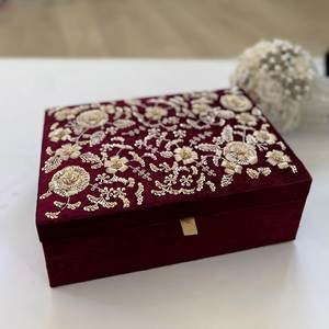 Caja de Terciopelo Color Granate con Bordado Floral Dorado, Recuerdo de Boda Personalizado para la Fiesta Nupcial, Impresión por Transferencia de Calor con Logotipo Personalizado - Product Image 1