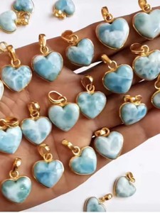 Superbe pendentif artisanal Shree Om Creations en larimar mélangé de 8 mm, serti en forme de cœur, en argent 925 plaqué argent, style vintage bouddhiste, certifié IGI - Product Image 1