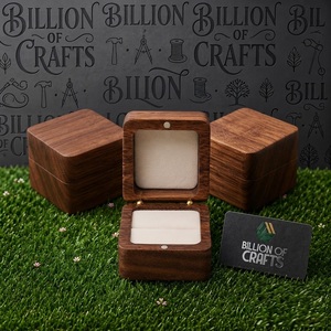 Boîte à bague en noyer, étui à bijoux en bois avec doublure en velours beige, cadeau de demande en mariage, rangement pour fiançailles et anniversaire - Product Image 1