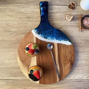 Tabla de cortar de resina con diseño de pingüino y ondas oceánicas grabadas con láser, tabla decorativa para charcutería, mango de madera, apta para lavavajillas - Product Image 1