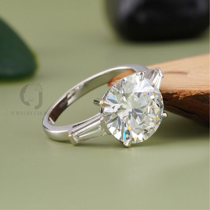 แหวนเพชรแล็บโกรว์ 5.00 กะรัต แบบสามเม็ด คลาสสิก ทองคำขาว 14K แท้ สี D ทรงบาแก็ตต์ รับรองโดย IGI สำหรับงานแต่งงาน - Product Image 2