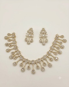 Parure de bijoux de fête haut de gamme avec collier et boucles d'oreilles incrustés de pierres à motif goutte d'eau, fournisseur de bijoux de mode pour la vente en gros - Product Image 1