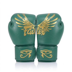 นวมชกมวยหนังวัวแท้ Fairtex สีเขียว พร้อมลายปีกทองและดวงตาแห่งฮอรัส แบบผูกเชือกที่ข้อมือ สำหรับผู้ใหญ่ - Product Image 1