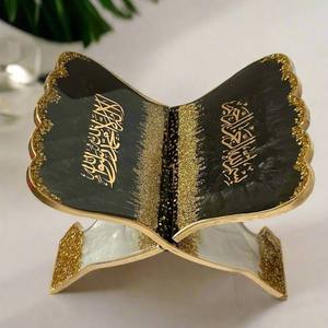 Support de Coran en résine de luxe moderne avec des paillettes dorées et une calligraphie arabe, artisanat religieux décoratif - Product Image 1