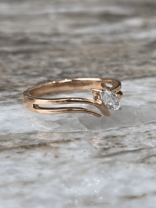 Anillo de compromiso solitario con diamante cultivado en laboratorio Marquise, certificado IGI, 0.20 ct, oro rosa, diseño minimalista abierto con engaste de púas - Product Image 4