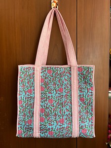 Bolso Tote de Algodón Hecho a Mano Ecológico para Uso Diario, Verde con Estampado de Bloques Rosa, Acolchado, para Viaje, Compras, con Cierre de Cremallera, Estilo Moderno - Product Image 2