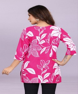 Haut en coton fantaisie à imprimé numérique, modèle 84945 rose - Product Image 3