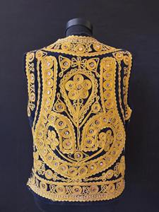 Chaleco clásico afgano de terciopelo granate para hombre con adornos tradicionales de monedas y bordados intrincados con espejos, estilo tribal Kuchi. - Product Image 2