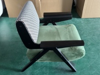 Fauteuil rembourré en bois massif de style moderne du milieu du siècle, avec assise en velours vert et dossier à motifs, pour hôtel et café