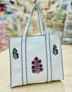 Bolso Tote de Algodón Blanco Bordado, Bolso de Hombro Floral Hecho a Mano, Abierto por Arriba, para Viajes, Compras, Playa - Product Image 1