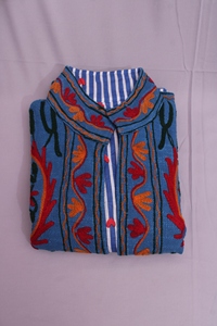 Veste TNT brodée Suzani bleue faite à la main – Motif floral folklorique sur le manteau. - Product Image 6
