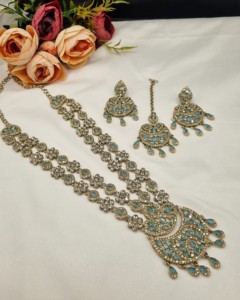 Ensemble collier long double couche, boucles d'oreilles et mangtika à motif floral traditionnel pour femmes, collection de bijoux de créateur. - Product Image 1