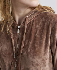 ชุดเซ็ตเสื้อแขนยาวและกางเกงขายาวทรงสปอร์ตสำหรับผู้หญิง รุ่น Luck Panther พร้อมกระเป๋าหน้าเสื้อและกางเกงขายาวทรงจ็อกเกอร์ - Product Image 4