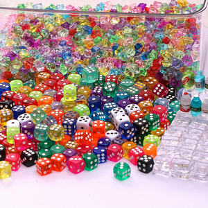 Nouvelle conception de dés en plastique transparent coloré imitation résine pour la décoration de porte-clés - Product Image 5