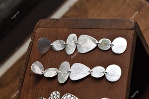 ต่างหูเงินขัดเงาแบบห้อย ทำด้วยมือ สไตล์มินิมอล ของขวัญสำหรับเธอ - Product Image 6