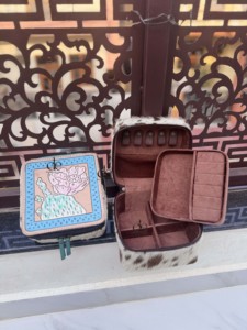 Nouvelle Trousse à Bijoux Compacte en Cuir de Vachette de Créateur avec Broderie Florale et Cuir Façonné à la Main – Rangement Durable pour Accessoires - Product Image 6