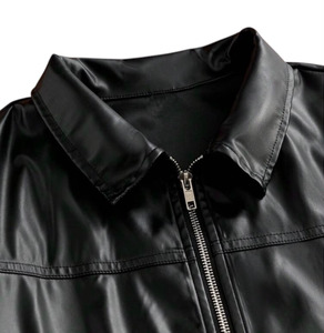 Veste décontractée unisexe noire aspect cuir vintage, col montant, coupe ajustée, logo uni sur le devant, vêtement d'extérieur pour l'hiver, service OEM - Product Image 2