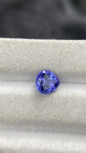 Pierre naturelle certifiée Tanzanite taille cœur, couleur et éclat excellents, Zoisite naturelle 1,70 carat, nette à la loupe - Product Image 3