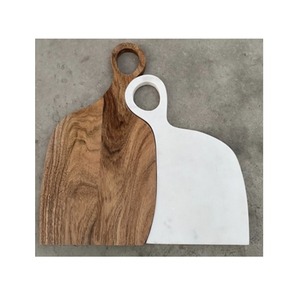 Grande planche à découper en bois avec une construction épaisse pour la découpe et le tranchage intensifs et les applications professionnelles en cuisine - Product Image 4