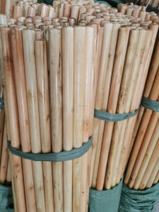 Venta Directa de Fábrica: Mango de Madera de Eucalipto 2026 con Acabado Barnizado para Herramientas de Jardín y Uso en Exteriores - Product Image 4