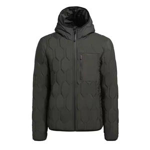 Veste matelassée classique pour homme offrant un design chaud, durable et une protection confortable pour l'hiver - Product Image 1