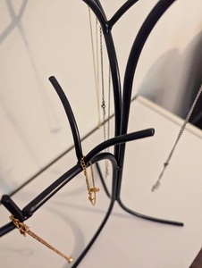 Présentoir à bijoux artistique en forme d'arbre avec crochets en forme de branches, support pour colliers et bracelets, design autoportant et peu encombrant - Product Image 4