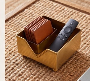 Portarrollos de papel de seda en metal dorado con diseño vintage, perfecto para utensilios de cocina y uso elegante en la mesa, así como para decoración. - Product Image 2