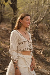 Haut court en coton fait main, style bohème chic, imprimé au bloc, col en V, cardigan à manches longues, chemisier de festival, hauts faits main aspect Khadi - Product Image 4