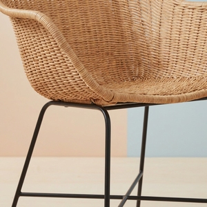 Chaise de salle à manger en rotin avec finition miel clair et pieds en métal noir mat, fauteuil écologique de style industriel pour hôtel - Product Image 6
