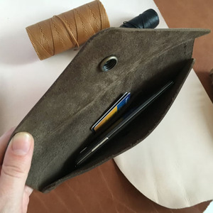 Enveloppe à monnaie en cuir de haute qualité avec surpiqûres de qualité supérieure, quincaillerie durable, fermeture éclair sécurisée, style minimaliste à prix abordable - Product Image 4