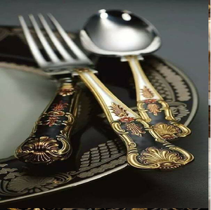 Base élégante en forme de cygne contenant un ensemble de petites fourchettes à dessert en bronze, argent et or. Disponible aux prix de gros. - Product Image 6