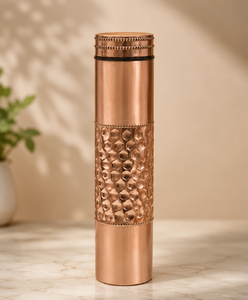 Bouteille d'eau en cuivre pur. Une bouteille élégante, un cadeau attentionné et un accessoire essentiel pour un style de vie intemporel, avec une finition à base martelée. - Product Image 2