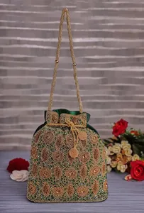 Pochette de mariée traditionnelle du Rajasthan, sac Potli avec broderie dorée et superbes motifs floraux Zari, idéal pour les femmes. - Product Image 3