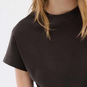 Design élégant et abordable, prix d'usine pour les acheteurs en gros, conception de haute qualité avec col rond, couleur unie, coupe tendance pour l'été. - Product Image 3