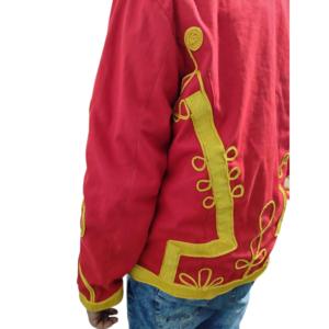 Este es un uniforme estilo husar napoleónico rojo con trenzado dorado. - Product Image 4