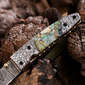 Couteau pliant en acier Damas avec outil utilitaire pratique, couteau Damas fait main avec équipement de poche pour l'extérieur - Product Image 2