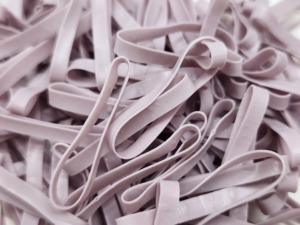 Élastiques à cheveux Uniband en TPU rose, haute qualité, écologiques, unisexes, fabriqués en Corée, pour usage quotidien, emballage en sachet OPP. - Product Image 4