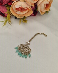 Bijou de tête ethnique festif plaqué or antique avec pierres Kundan et perles, idéal pour mariage, vente en gros - Product Image 6