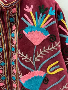 Chaqueta de Terciopelo Color Vino Tinto Premium para Mujer, Bordado a Mano con Motivos Florales Tradicionales y Elegante Cuello Mandarín - Product Image 3
