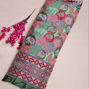 ผ้าเครปสีแดงสดพิมพ์ลายดอกไม้แบบธรรมชาติ พร้อมขอบตกแต่งอย่างสวยงาม เหมาะสำหรับตัดเย็บชุดคุรติแบบชาติพันธุ์ - Product Image 1