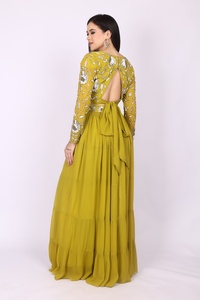Collection de vêtements de créateurs modernes, ensemble robe 2 pièces avec de magnifiques perles et des détails en sequins sur les manches et la ceinture de la jupe. - Product Image 5