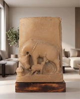 Patung Sapi Kamdhenu Abad ke-12 Replika Museum Seni Kuil Hindu Suci Dekorasi Warisan Mitologi India