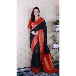 Schwarzer gewellter Banarasi-Seidensari mit einzigartigem Zari-Webdesign und weichen Damenblusen - Product Image 1