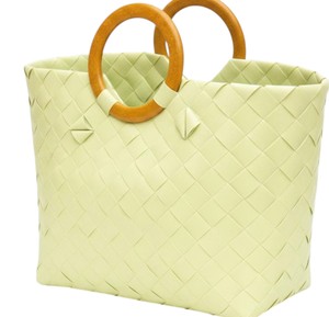 Sac à main en plastique tressé avec poignée en bois ronde exquise et sac fait main vert clair, sac de plage moderne pour femmes, idéal pour l'été - Product Image 4