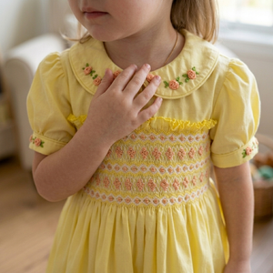 Vestido de bebé bordado personalizable 100% algodón amarillo liso con falda completa y lazos, vestido smock perfecto para niñas - Product Image 3